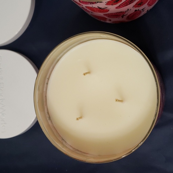Strawberry pound cake Bath and body works CANDLE qt 2 - Picture 5 of 7